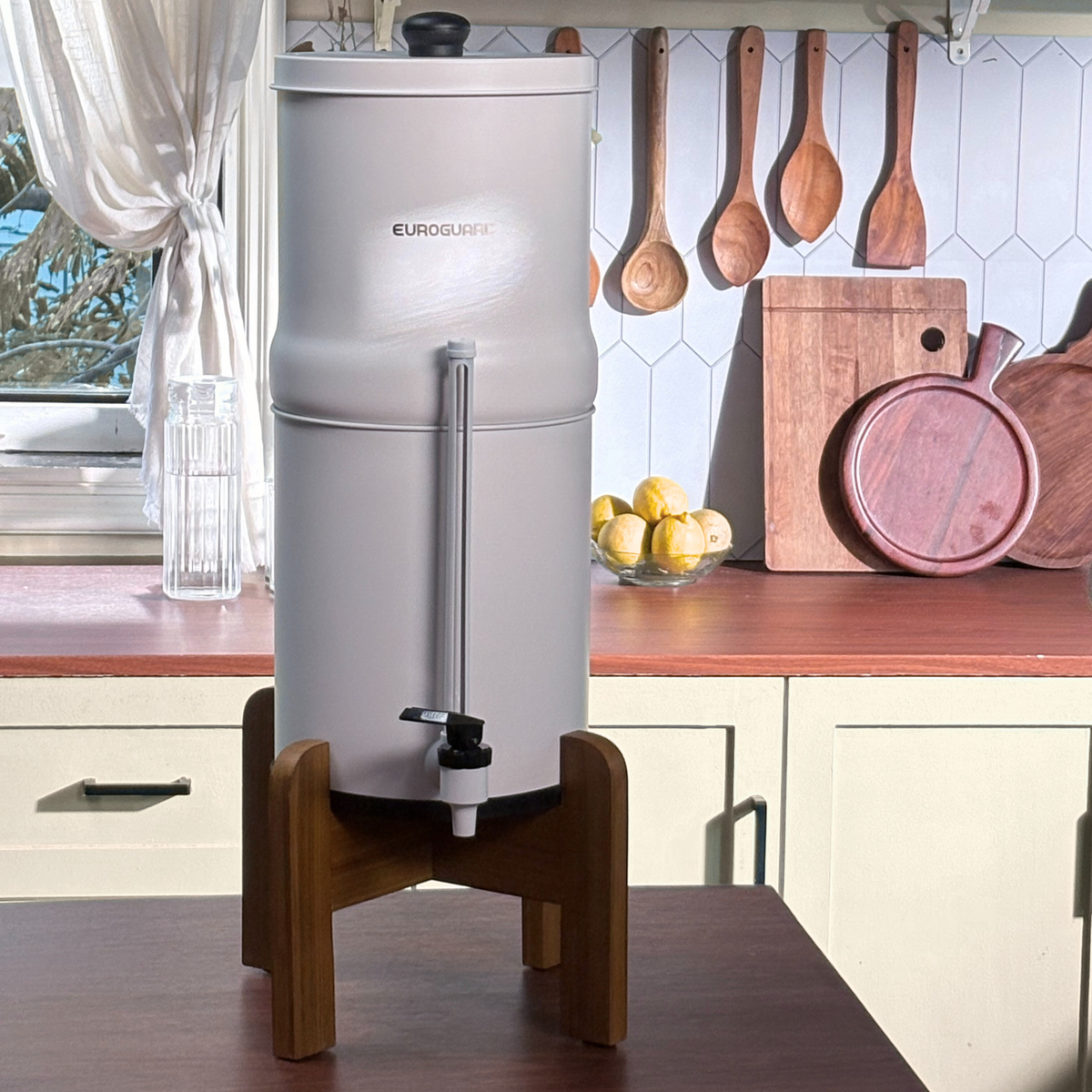 Inox Blanco Edición Limitada – Filtro de Agua por Gravedad (Soporte de Madera + Grifo Indicador)