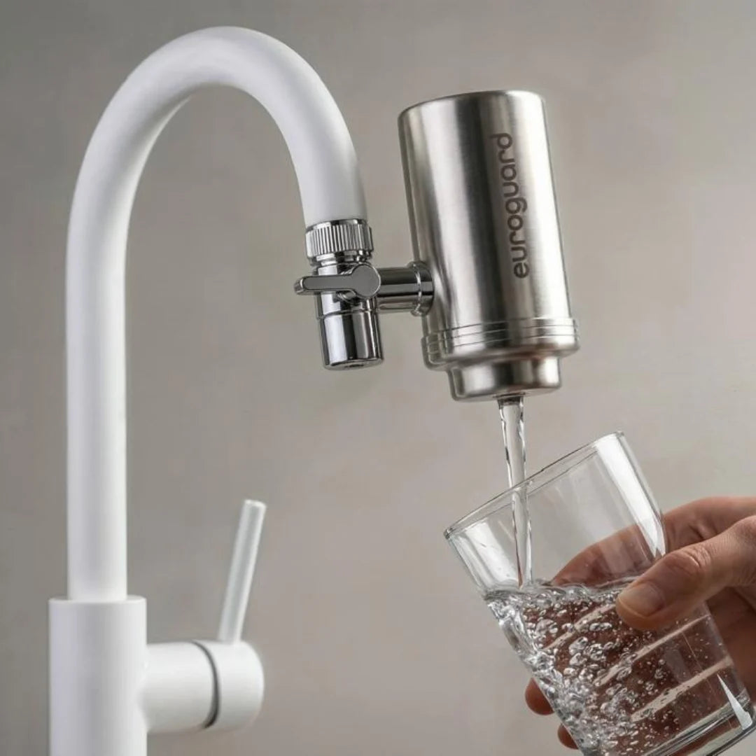 Filtro de grifo de acero inoxidable sirviendo agua en un vaso